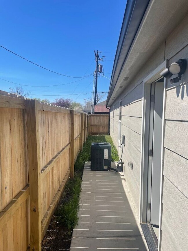 Building Photo - Updated  DUPLEX with Garage