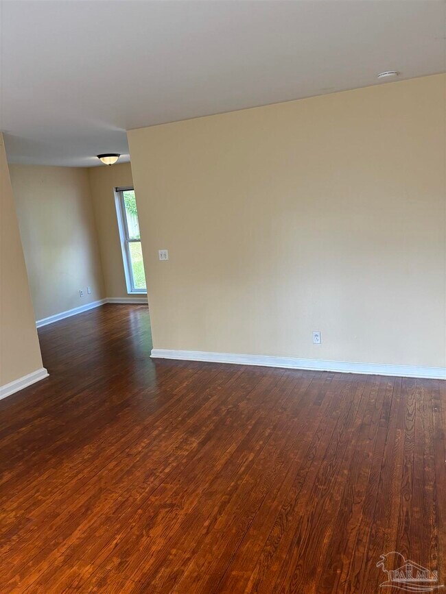 Foto del edificio - 5095 Crestwood Rd