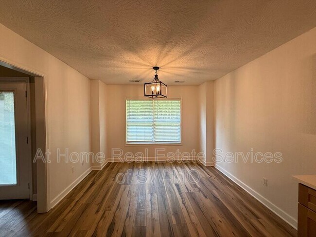 Foto del edificio - 2624 E Cherry St