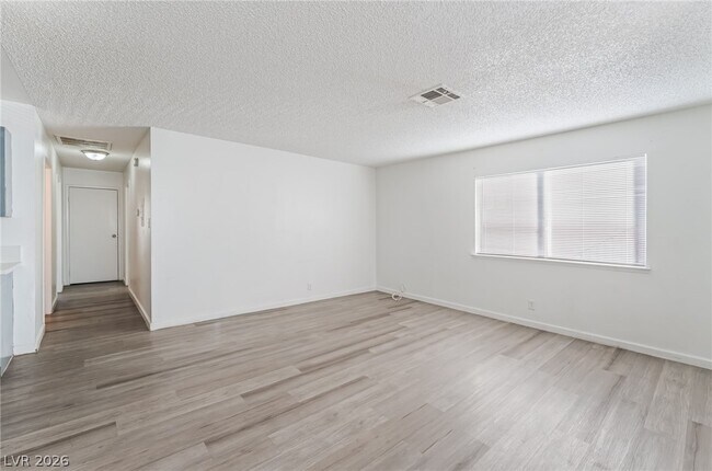 Foto del edificio - 6982 Hopkins Dr