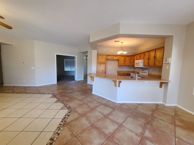 Building Photo - 4 BEDROOM 2 BATH POOL HOME