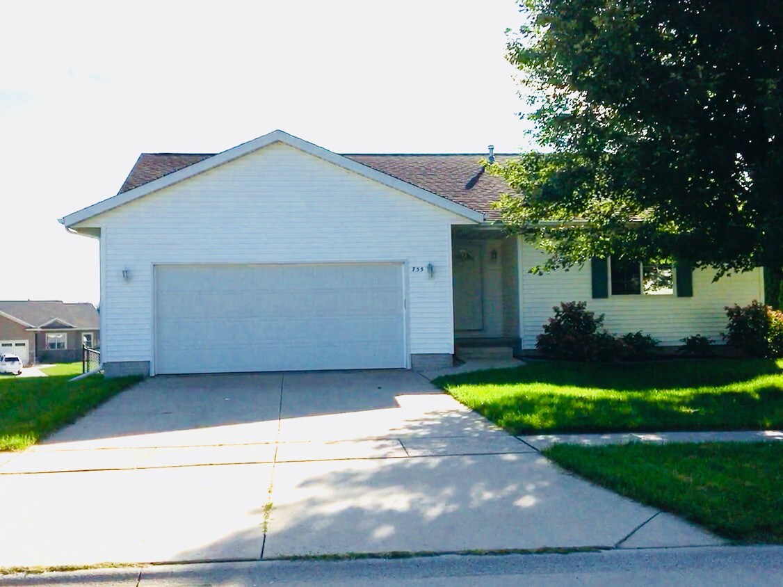 755 Alexis Ln, Marion, IA 52302 House for Rent in Marion, IA