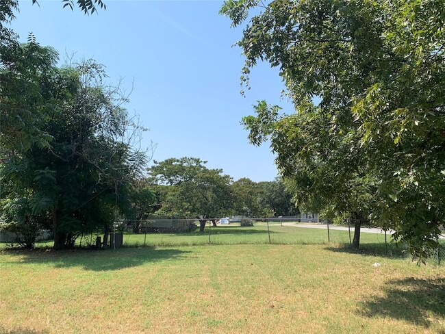 Building Photo - 1412 Sheri Ln S