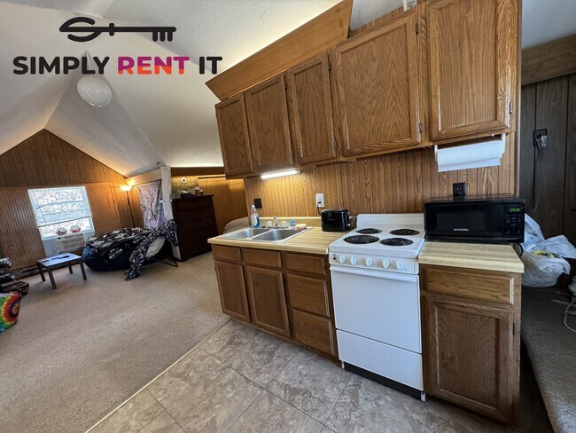 Foto del edificio - Upper Level Studio Near Campus, Free Parki...