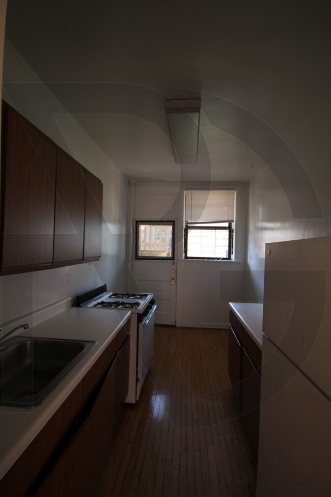 Building Photo - 823 W Waveland Ave