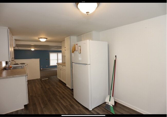 Building Photo - 2861 S Roena St