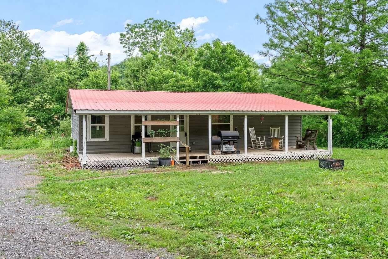 Primary Photo - Country Living on 1 1/2 Acres For Rent!