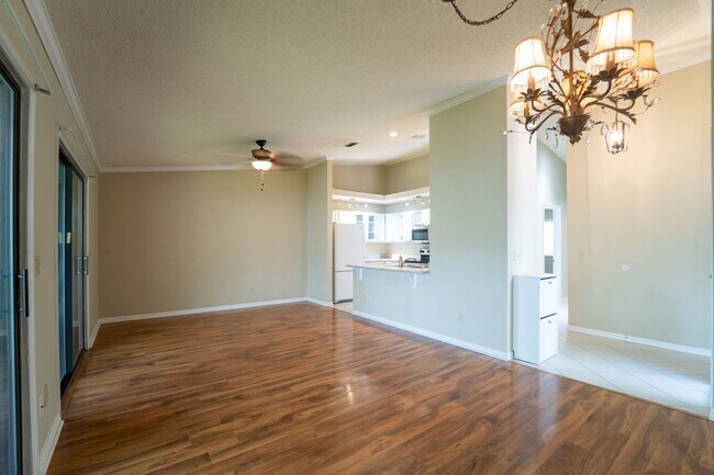 Building Photo - 2/2 Second Floor Apartment
