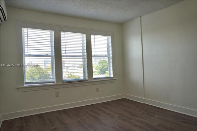 Building Photo - 501 SW 6th Ct