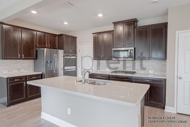 Building Photo - 410 Club House Dr