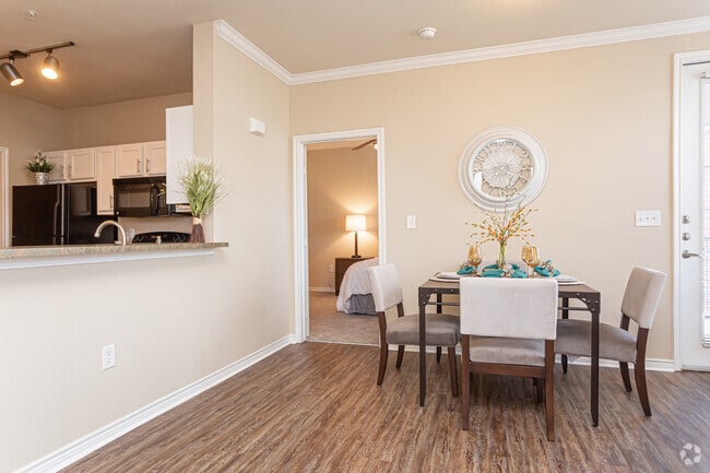 2 habitaciones, 2 baños - 1050 pies cuadrados - Zachary Parkside Apartment Homes