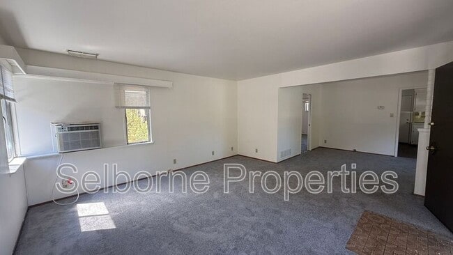 Building Photo - 527 Callan Ave