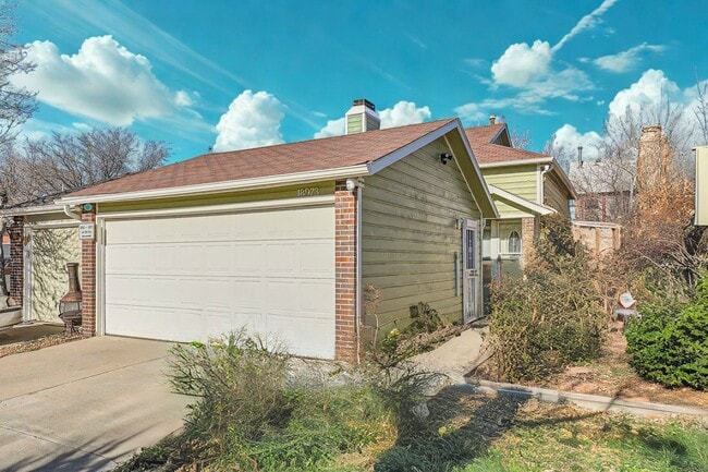 Spacious 2-Bed Townhome with Private Yard & 2-Car Garage in Aurora - Spacious 2-Bed Townhome with Private Yard & 2-Car Garage in Aurora