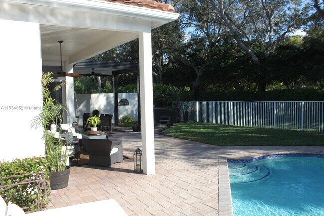 Foto del edificio - 2524 Bay Pointe Ct