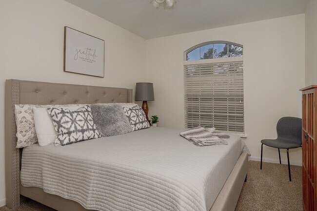 Building Photo - 110 N Valley Oaks Cir