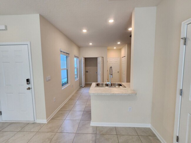 Foto del edificio - ***TWO WEEKS FREE*** Stunning 3 Bed 2.5 Bath Townhouse!