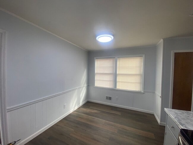 Building Photo - 221 Ramblewood Dr