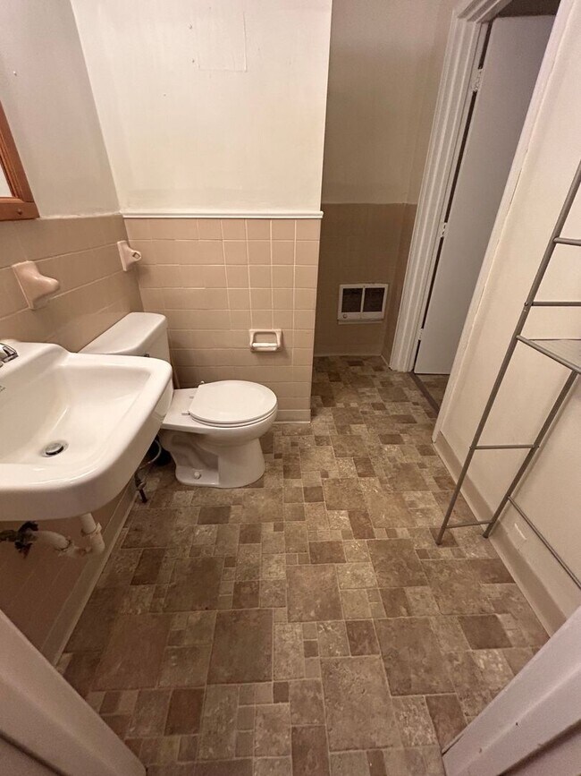 Foto del edificio - 2 Bedroom 1 Bathroom Apartment