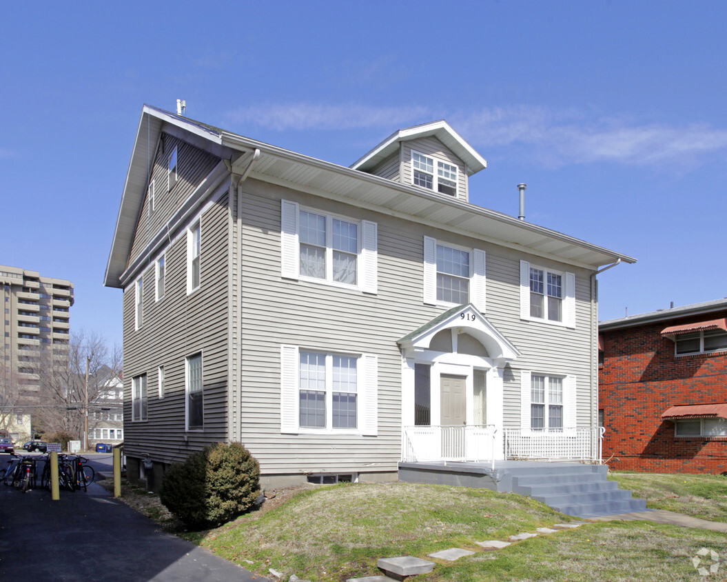 Primary Photo - 919 E Elm St