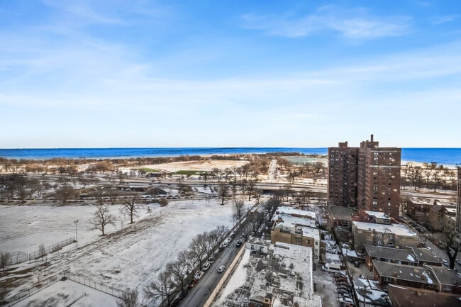 Building Photo - 4343 N Clarendon Ave