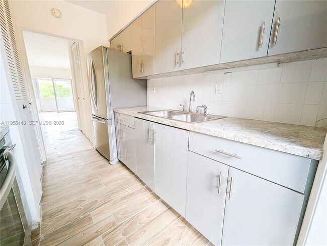 Foto del edificio - 1590 NE 127th St