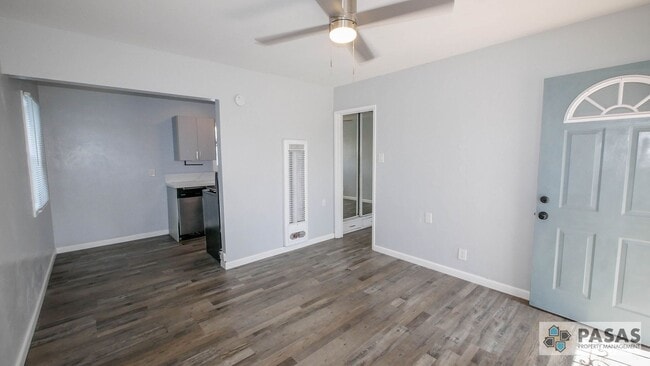 Building Photo - Beachside Living – Stylish 1BR with Washer...