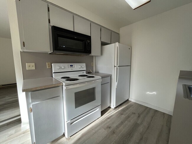 Foto del edificio - Spacious 2BD/1.5BA Ground-Floor Apartment with Spacious Bedrooms & Modern Kitchen Layout