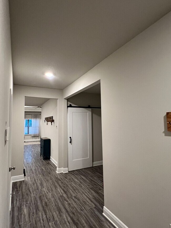 Building Photo - Stunning Pace Home