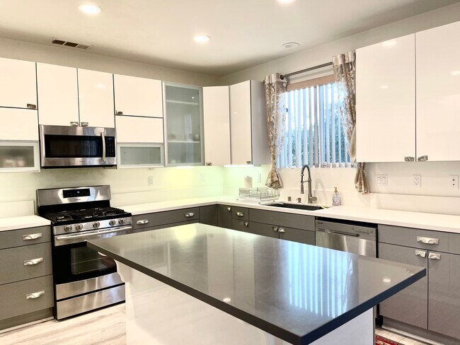 Building Photo - 7727 N Stagg Ln