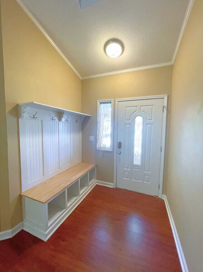 Foto del edificio - Charming 3-Bedroom, 2-Bath Home with Large...