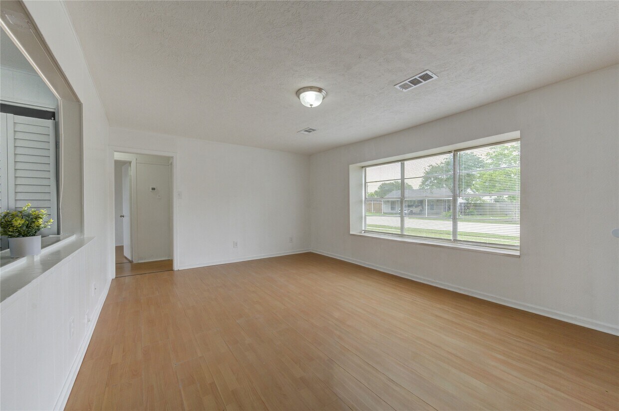 Foto del edificio - 2205 Kingsdale Dr
