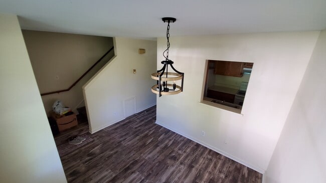 Dining Area view to living area and kitchen - 92 Glenridge Drive