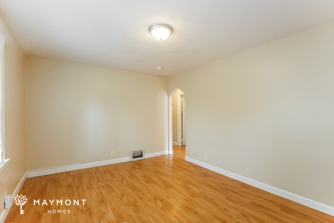 Building Photo - Charming 3 Bedroom Home