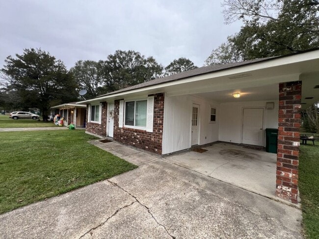 Building Photo - Charming Home in the Highly Desirable Zachary School District!