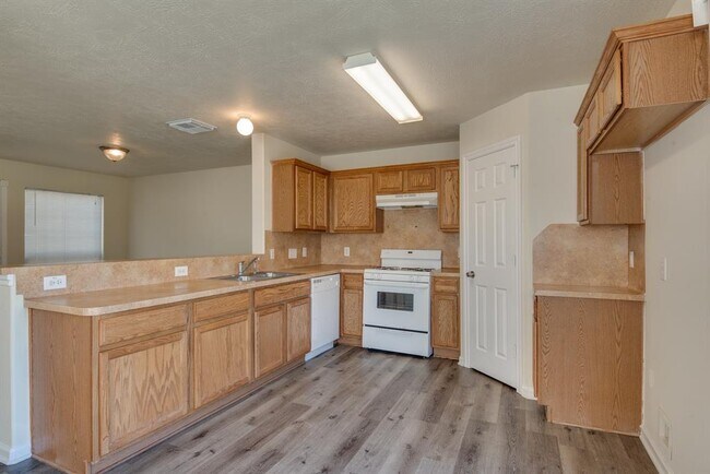 Building Photo - 10231 Azalea Village Dr