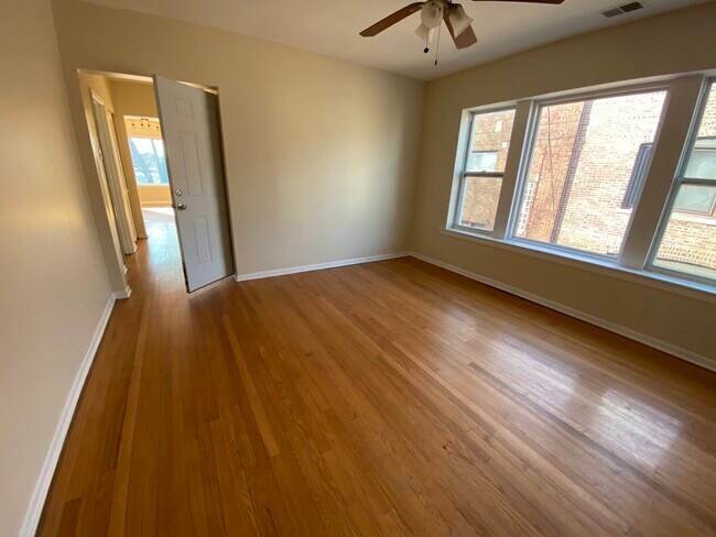 Foto del edificio - 7847 S Bennett Ave