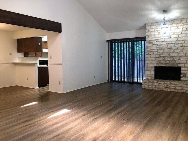 Foto del edificio - 6503 Hart Ln