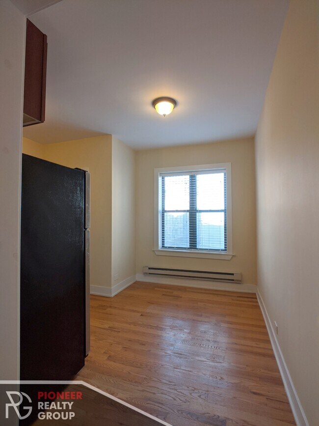 Building Photo - 3732 N Pine Grove Ave
