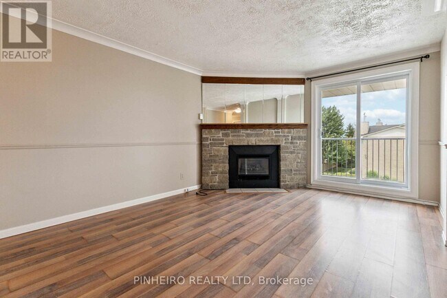 Building Photo - 727 Deveron Crescent