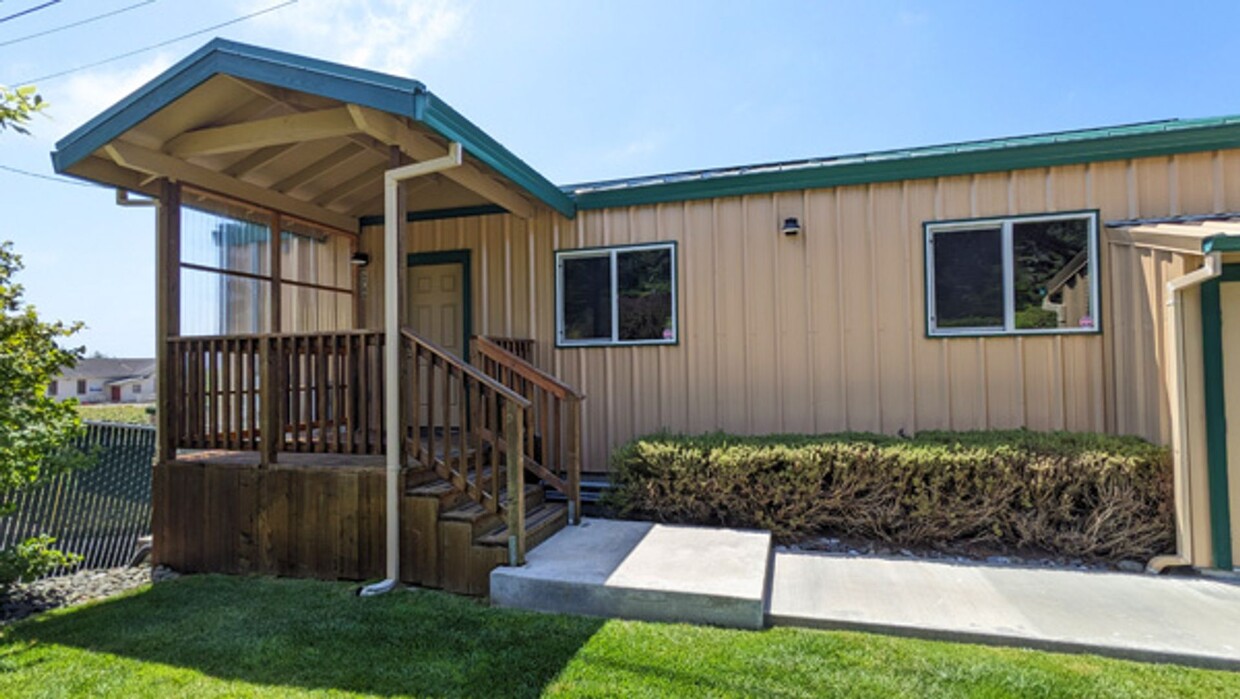 Primary Photo - Modern duplex with private access