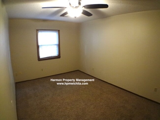 Building Photo - 2 bedroom 1 bathroom duplex located near t...