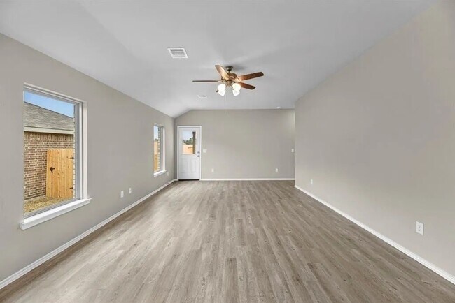 Foto del edificio - 8213 Red Spruce St