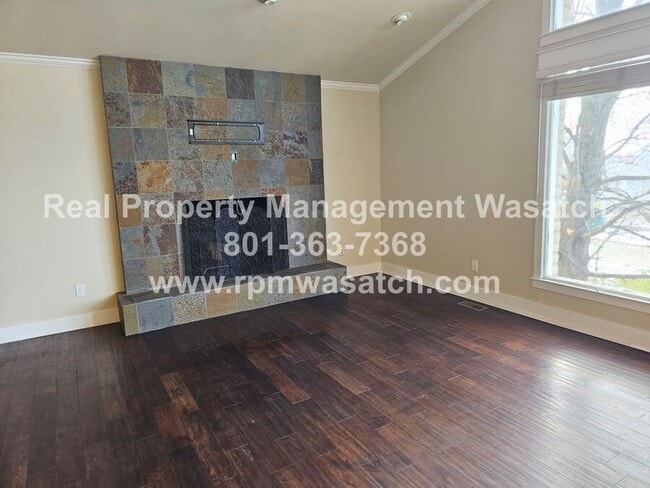 Building Photo - 985 Northcliffe Dr N