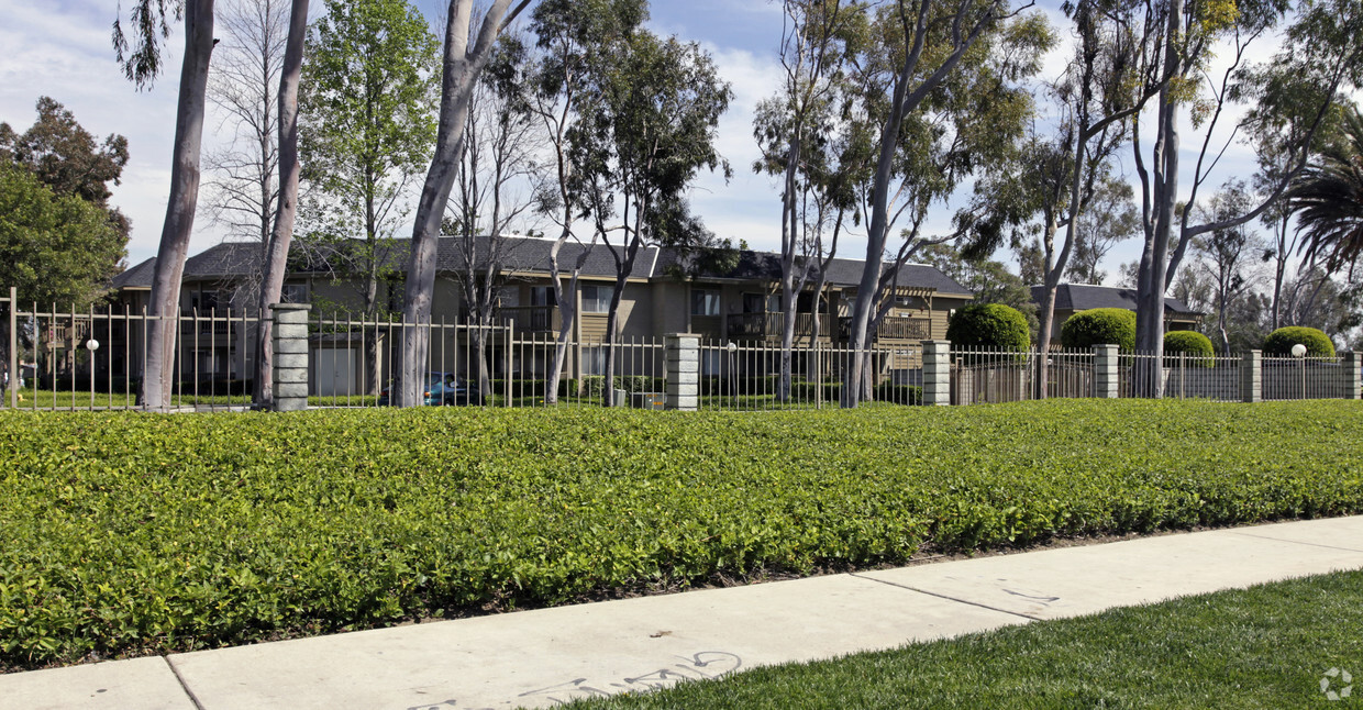 Building Photo - Laurel Woods Apartments