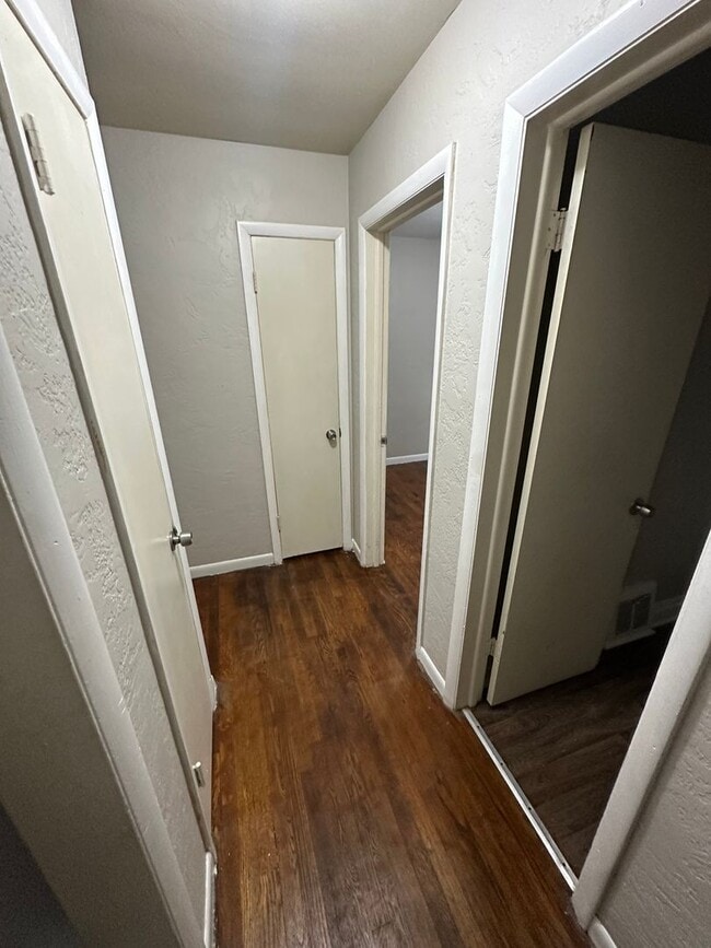 Building Photo - 2 Bedroom 1 Bathroom Duplex