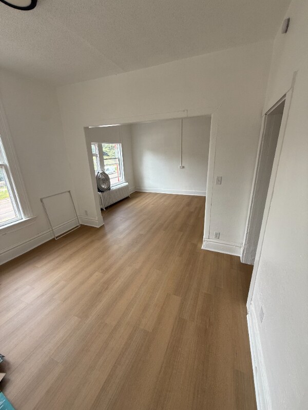 Foto del edificio - 118 E 3rd St