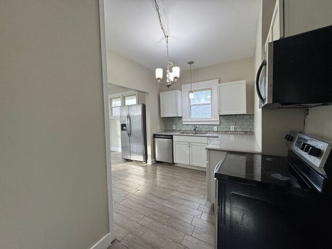 Building Photo - 2 Bedroom Must See!