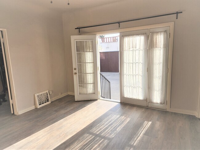 Building Photo - 909 N Normandie Ave