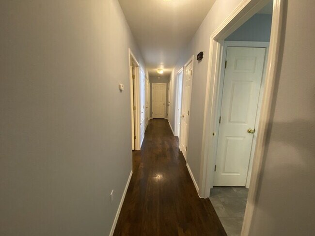 Building Photo - "Cozy 3-Bed Oasis with 2 Baths in Vibrant ...