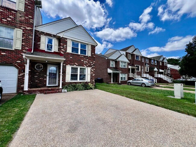 Foto del edificio - Beautiful End Unit Townhouse